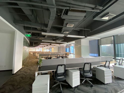 望京保利国际广场 精装带家具办公室出租，正对电梯采光优